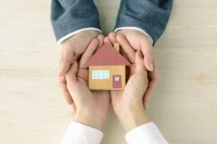 家の模型を持つ人